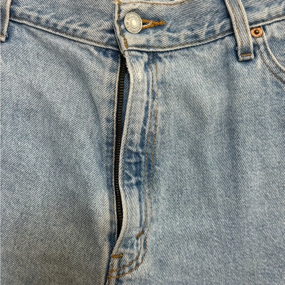 Levi’s High Rise Denim Shorts Size 14 Light Wash Classic Mom Jean Shorts - Picture 2 of 6